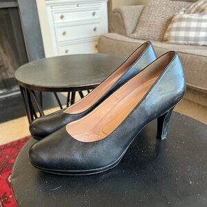 NATURALIZER Michelle leather pumps in black. Size 9